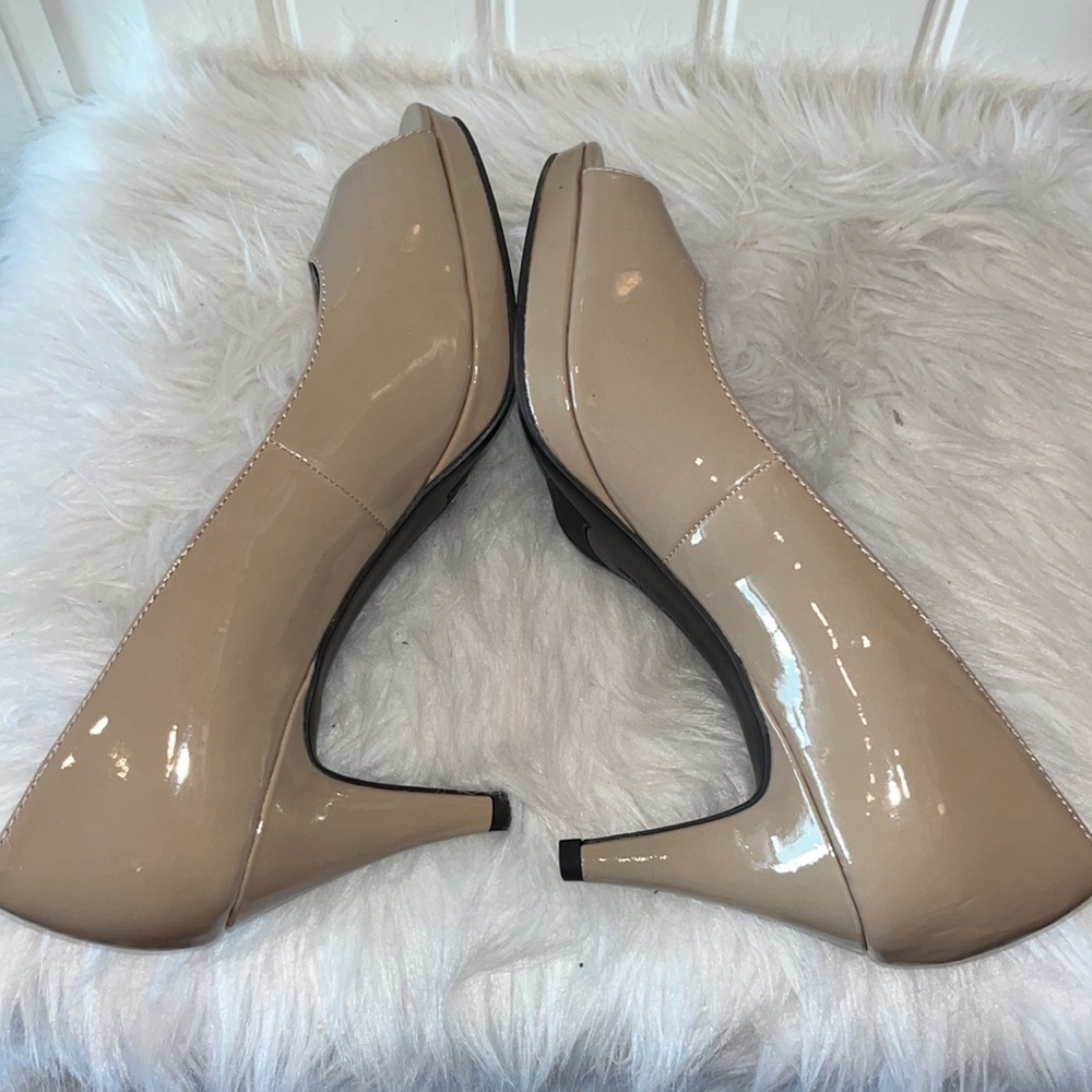 Bandolino peep toe tan taupe neutral faux patent leather heel pump size 8.5 - Picture 6 of 11